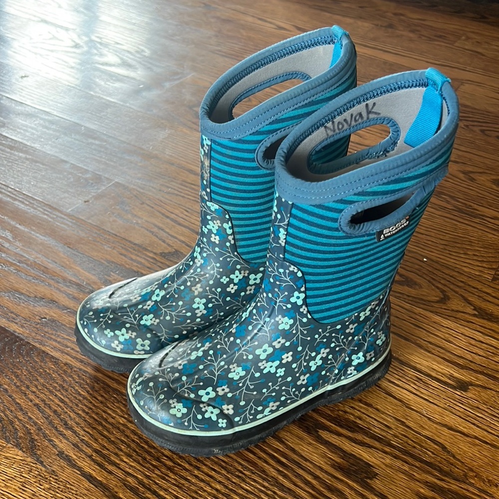 Size 2 Girls BOGS boots